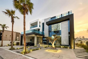 World Class Luxurious 8 BDR - Villa In Palm Jumeriah